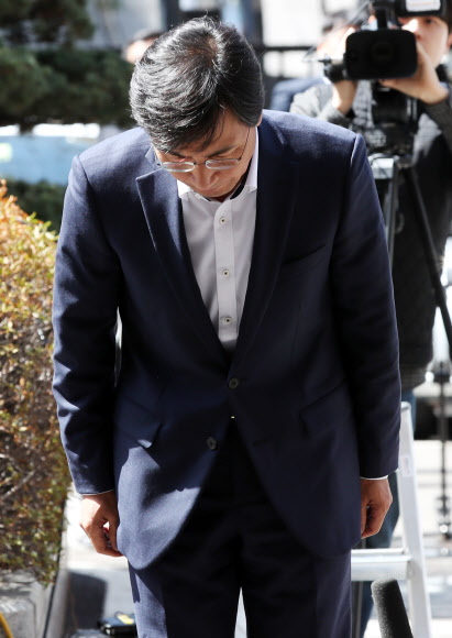 허리 숙여 인사하는 안희정