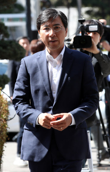 영장심사, 법원 청사 들어서는 안희정