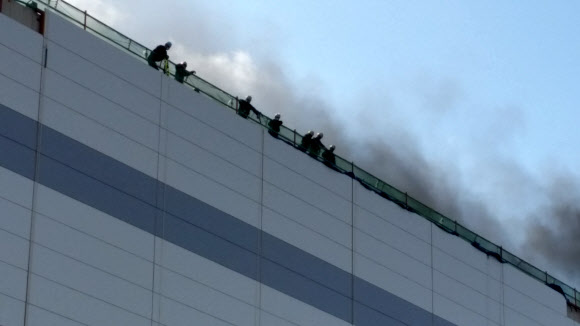 파주 LG디스플레이 공장 불…옥상으로 대피한 노동자들