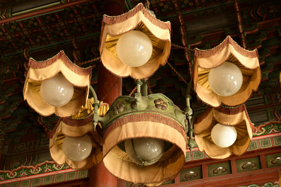 창덕궁 인정전 천장에 매달린 전등. 전환기 궁궐의 모습을 엿볼 수 있다.