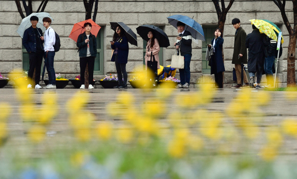비가 내린 5일 서울 광화문에서 시민들이 우산을 쓰고 길을 걷고 있다. 2018. 4. 5  정연호 기자 tpgod@seoul.co.kr