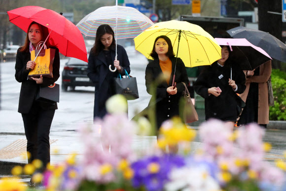 식목일인 5일 오전 서울 세종로 사거리에서 직장인들이 출근을 하고 있다. 연합뉴스