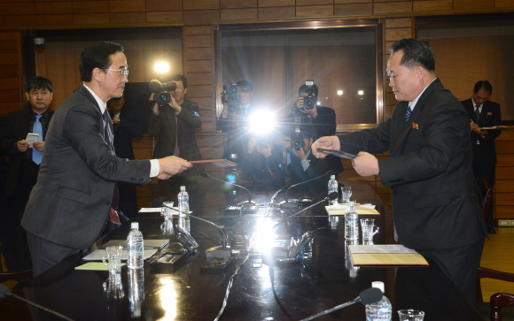 29일 판문점 북측 통일각에서 열린 남북고위급 회담에 참석한 조명균 통일부 장관과 북측 대표인 리선권 조평통 위원장이 회담을 마친 후 공동보도문을 서로 교환하고 있다. 2018. 03. 29 사진공동취재단