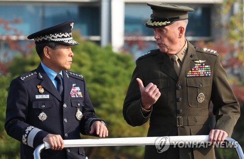 작년 10월 합참 의장행사에 참석한 정경두 의장과 던퍼드 의장 [연합뉴스 자료사진]