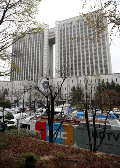 박근혜 전 대통령 ’국정농단’ 사건 1심 선고를 하루 앞둔 5일 서울 서초구 서울중앙지법에 방송사 중계차량이 대기하고 있다.  연합뉴스