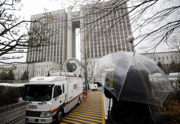 박근혜 전 대통령 ’국정농단’ 사건 1심 선고를 하루 앞둔 5일 서울 서초구 서울중앙지법에 방송사 중계차량이 대기하고 있다.  연합뉴스