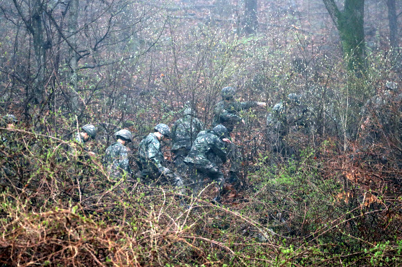 5일 오후 경북 칠곡군 가산면 학하리 야산에 F-15K 전투기가 추락해 군 관계자들이 수색작업에 나서고 있다.  연합뉴스