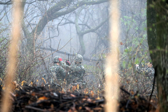 5일 오후 경북 칠곡군 가산면 학하리 야산에 F-15K 전투기가 추락해 군병력이 수색작업에 나서고 있다.  연합뉴스