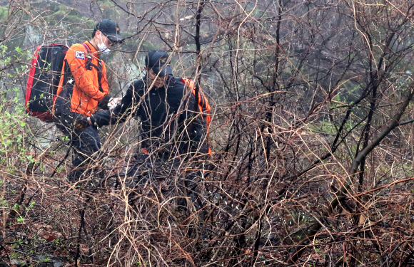 5일 오후 경북 칠곡군 가산면 학하리 야산에 F-15K 전투기가 추락해 출동한 칠곡소방서 대원들이 수색작업에 나서고 있다. 연합뉴스