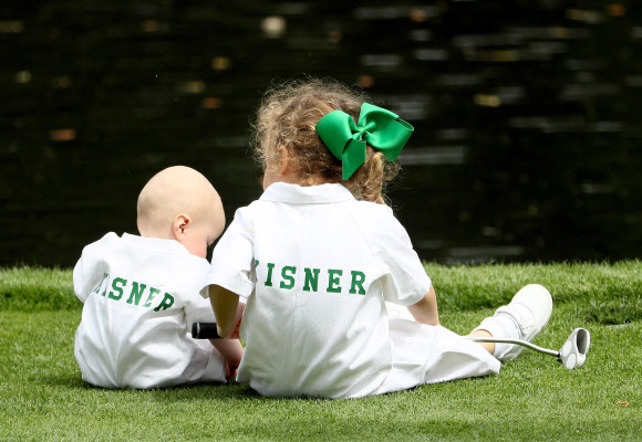 케빈 키스너의 자녀들이 나란히 풀밭에 앉아 연못을 바라보고 있다. 조지아 AFP 연합뉴스