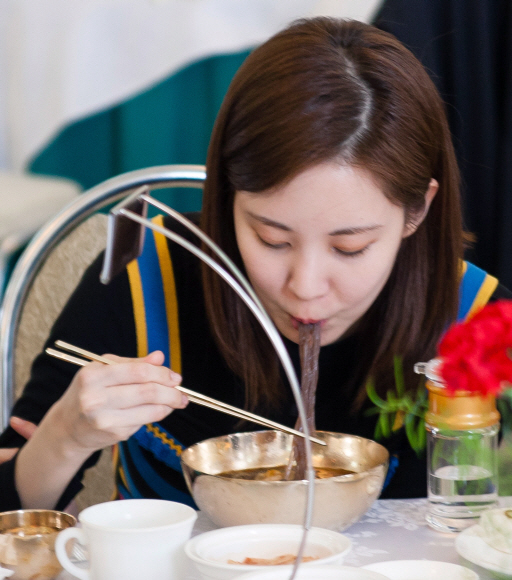 지난 2일 남측 예술단 가수 소녀시대 서현이 옥류관에서 평양냉면으로 점심식사를 하고 있다. 2018.4.2 평양공연 사진공동취재단