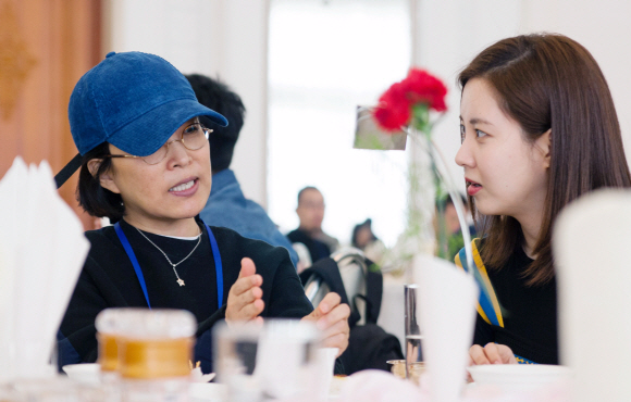 지난 2일 남측 예술단 가수 이선희씨와 소녀시대 서현이  옥류관에서 평양냉면으로 점심식사를 하고 있다. <br>평양공연 사진공동취재단
