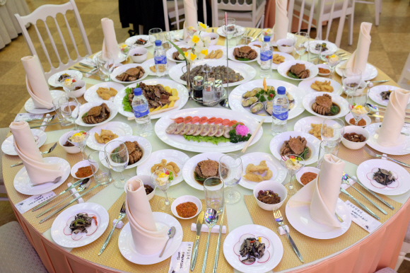 남측예술단이 도착해 처음 맞은 고려호텔의 식사.털게 간장게장이 나왔다. 평양공연 사진공동취재단