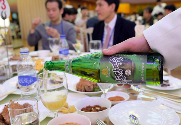 남측예술단이 도착해 처음 맞은 고려호텔의 식사 중 나온 평양의대표적 맥주인 대동강 맥주. 라거맥주로 칭따오와 맛이 비슷하며 깔끔하고 깊은 맛이 난다. 평양공연 사진공동취재단