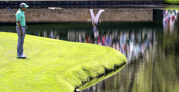 세르히오 가르시아가 6일 마스터스 토너먼트 1라운드 15번홀(파5) 연못에 5차례나 공을 빠뜨린 뒤 망연자실하게 연못을 내려다보고 있다. AP 연합뉴스