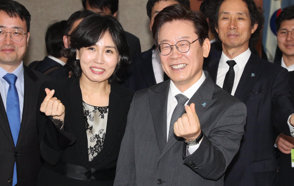 이재명(오른쪽) 전 성남시장과 부인 김혜경씨