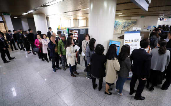 박근혜 1심 선고 입장하는 방청객들