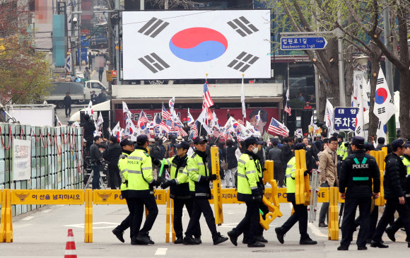 바리케이드 설치하는 경찰