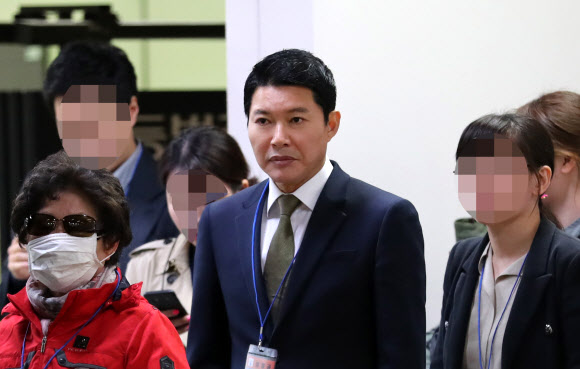 박근혜 1심 선고 입장하는 신동욱