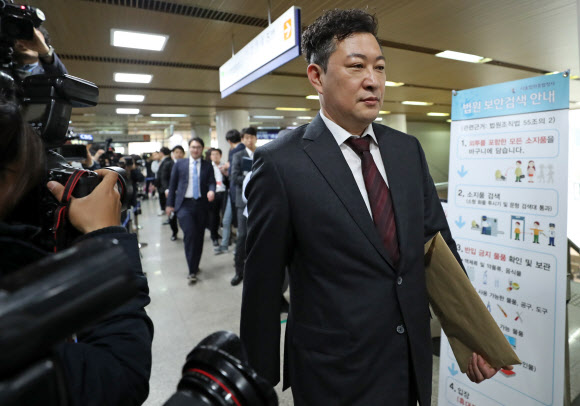 법정 들어서는 강철구 변호사