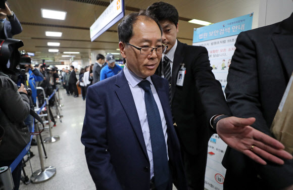 법정 들어가는 조현권 국선변호인