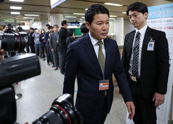 박근혜 1심 선고 법정 향하는 신동욱