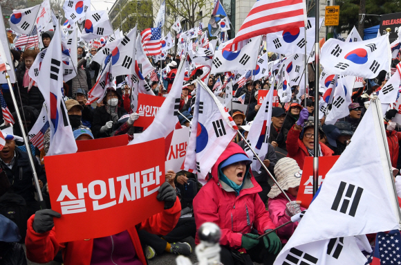 박근혜 전 대통령에 대한 선고공판일인 6일 서울 서초구 법원 앞에서 박근혜 전 대통령 지지자들이 집회를 갖고 구호를 외치고 있다. 박지환 기자 popocar@seoul.co.kr