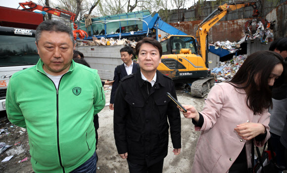 바른미래당 안철수 서울시장 예비후보가 6일 서울 서초구 방배동의 재활용 수거업체를 방문해 시설을 살펴보고 있다.  연합뉴스