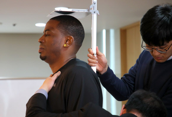 떨리는 마음으로 키 재는 로드