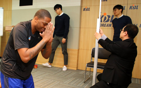 신장 기준 통과 기뻐하는 KCC 찰스 로드