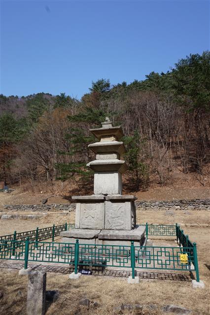 전형적인 통일신라 삼층석탑. 기단에 팔부신중이 새겨져 있다.