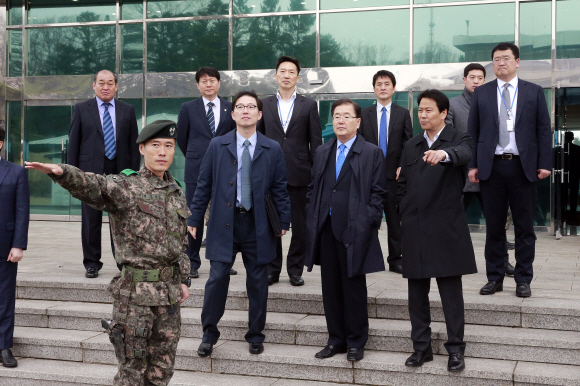 남북 정상회담 준비위원회 위원들을 비롯한 중요 인물들이 판문점 현장 점검을 하고 있다. 청와대제공