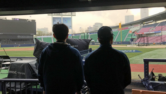 프로야구까지 습격한 미세먼지