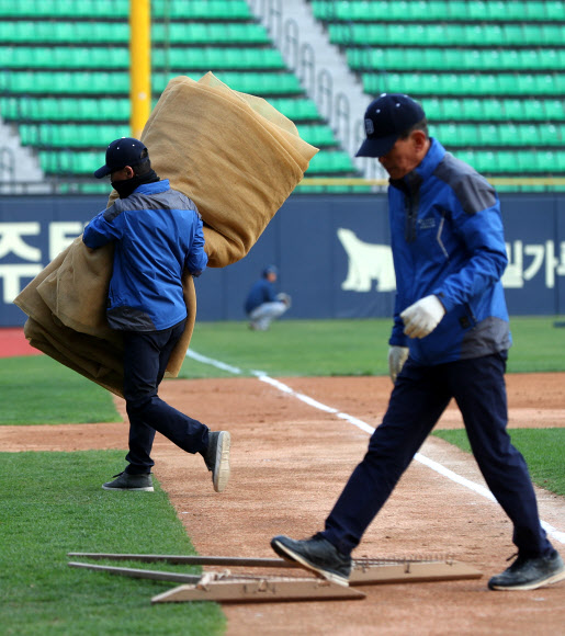 미세먼지 탓에 취소된 잠실 프로야구