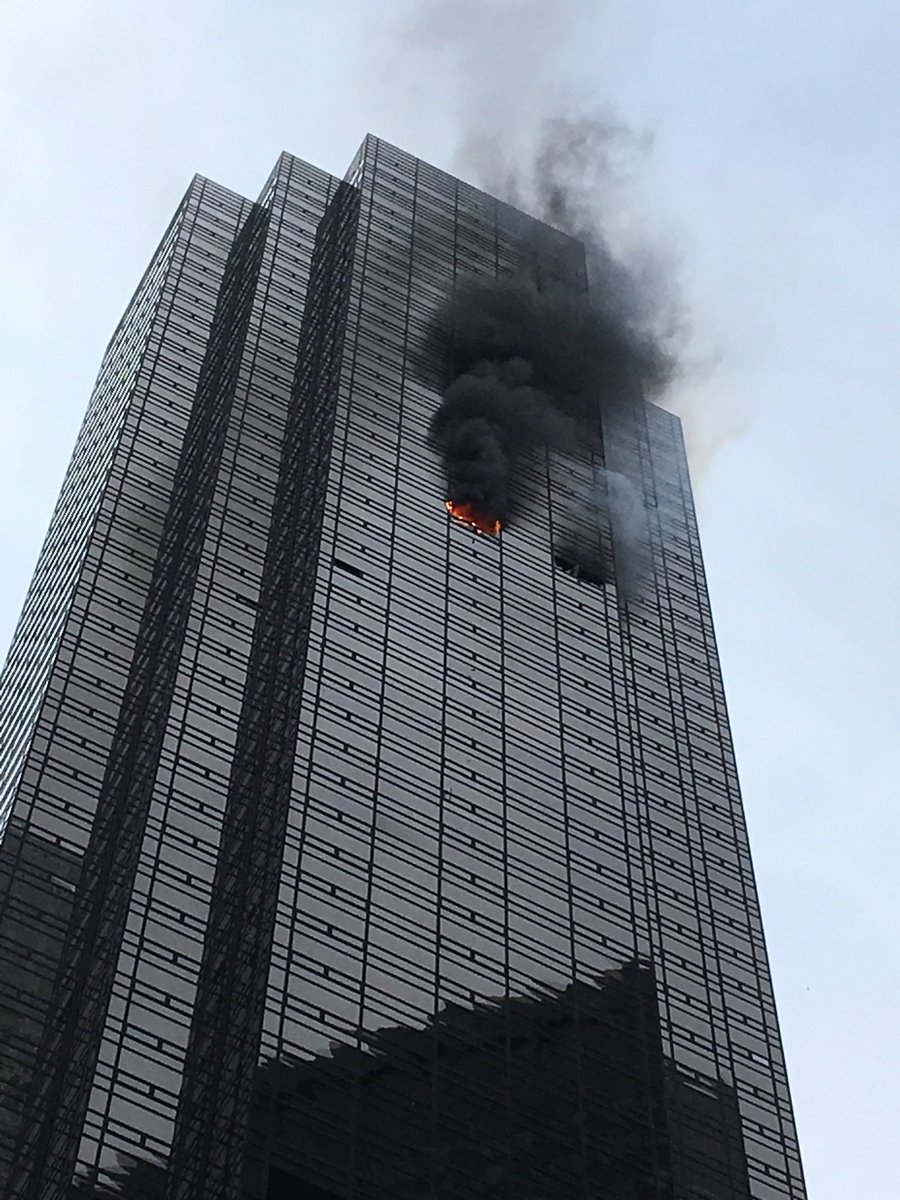 뉴욕 트럼프타워에 8일 화재가 발생, 50층 주변이 검은 연기와 화염에 휩싸여 있다.