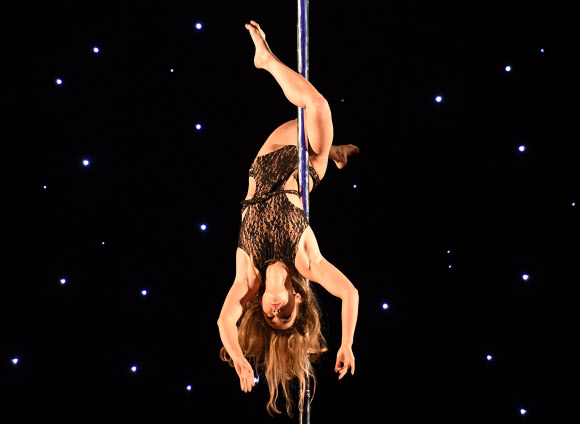 7일(현지시간) 미국 캘리포니아주 로스앤젤레스 컨벤션센터에서 열린 ‘2018 태평양 폴댄스 선수권대회(Pacific Pole Championships)’ 에 참가한 선수들이 화려한 기술을 선보이며 기량을 펼치고 있다.  AFP 연합뉴스