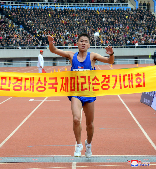 김일성 주석 생일(4월 15일)을 맞아 제29차 만경대상 국제마라톤경기대회가 8일 김일성경기장에서 열렸다고 조선중앙통신이 9일 보도했다.  연합뉴스