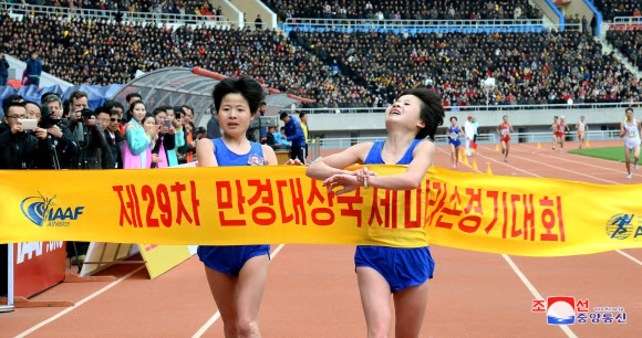 김일성 주석 생일(4월 15일)을 맞아 제29차 만경대상 국제마라톤경기대회가 8일 김일성경기장에서 열렸다고 조선중앙통신이 9일 보도했다.  연합뉴스