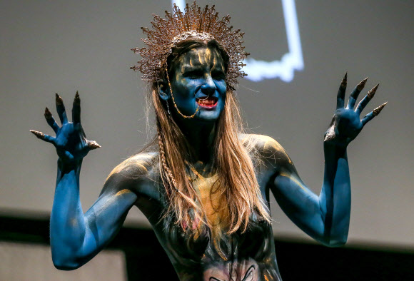 8일(현지시간) 벨기에 브뤼셀에서 열리고 있는 ‘제36회 브뤼셀 국제 판타스틱 영화제’중 모델이 멋진 바디페인팅을 선보이고 있다. EPA 연합뉴스