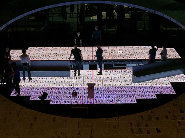 LED 패널마다 숫자로 된 영역을 지정하고 제어하는 바닥 스크린 제작 장면.  서울예술단 제공