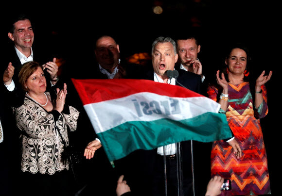 빅토르 오르반(오른쪽 세 번째) 헝가리 총리가 8일(현지시간) 자신이 이끄는 극우 여당 피데스의 총선 승리가 확정되자 부다페스트에 모인 지지자들에게 소감을 밝히고 있다. 부다페스트 로이터 연합뉴스