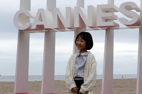 드라마 ‘마더’가 칸 국제시리즈 페스티벌에 아시아 대표로 초청된 가운데 아역배우 허율이 9일 프랑스 칸에서 열린 포토콜 행사에 참석해 깜찍한 포즈를 취하고 있다. AFP 연합뉴스