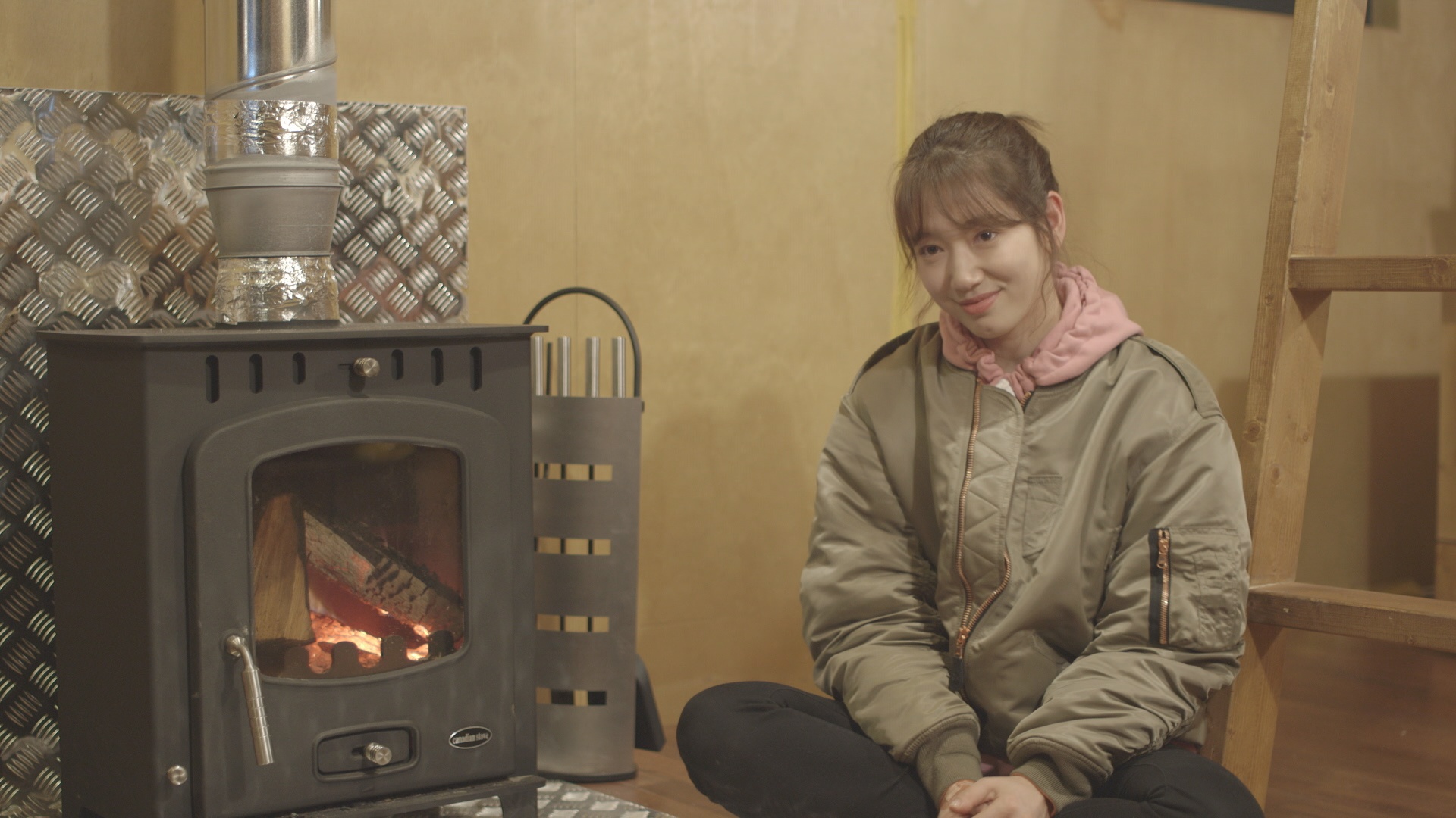 숲속의 작은 집  배우 박신혜가 tvN 예능 ‘숲속의 작은 집’에서 공공 수도와 전기가 공급되지 않는 ‘오프 그리드’ 생활을 체험하고 있다. tvN 제공