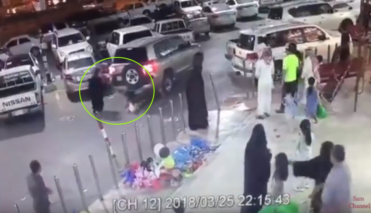 아이를 잠시 잠깐 한 눈판 부모가 차량에 부딪친 아이에게 달려가는 아찔한 순간(유튜브 영상 캡처)