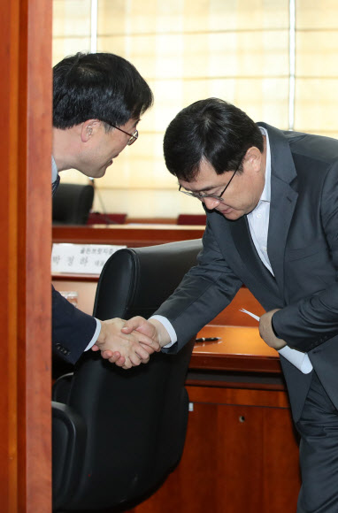 악수하는 김기식-구성훈