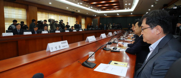 금감원장 발언 듣는 삼성증권 대표이사