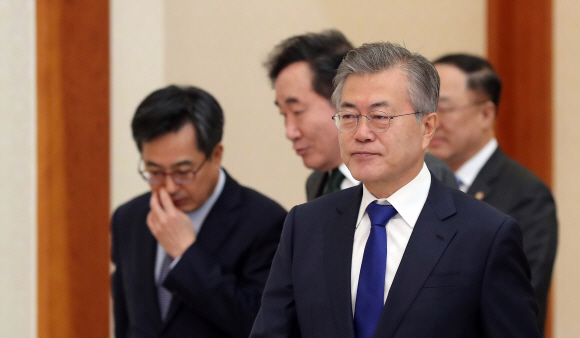 문재인 대통령이 10일 오전 청와대에서 열린 국무회의에 참석하고 있다. 안주영 기자 jya@seoul.co.kr