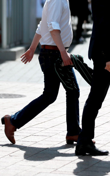 겉옷은 손에 들고