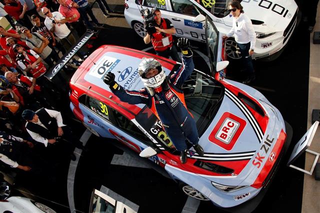 BRC 레이싱팀 소속 가브리엘 타르퀴니가 현대차 ‘i30 N TCR’로 출전한 2018 WTCR 대회 개막전에서 우승한 뒤 환호하고 있다. 현대차 제공