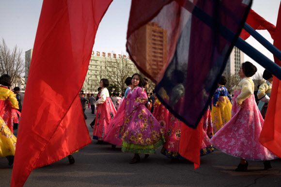 북한 김정일의 국방위원장 추대 25주년인 9일 평양 실내체육관 바깥에서 대규모 무도회에 참석한 대학생들이 춤을 추고 있다. 한 매체는 이날 밤 10시 현재까지 중앙보고대회가 열렸다는 보도를 하지 않고 있다. 김정은 체제 들어서도 행사가 생략된 적이 없었다. AFP 연합뉴스